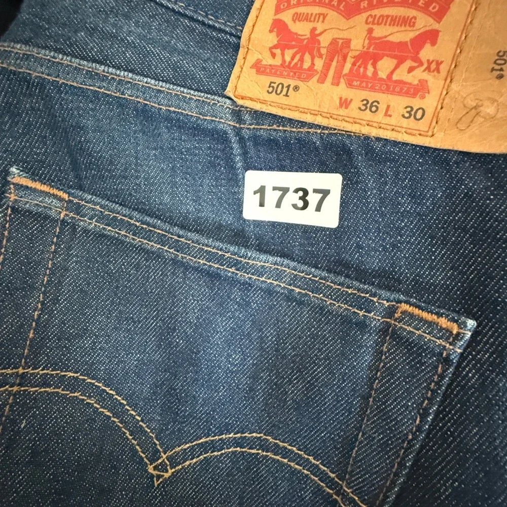 Levis 501 Original Fit Jeans Mens 36x30 Dark Indigo Blue Button Fly Straight Leg